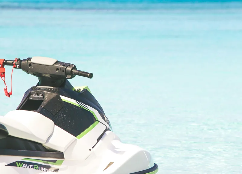 Jet-skis alignés sur un ponton, prêts pour la location